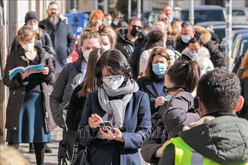 Người dân đeo khẩu trang phòng lây nhiễm COVID-19 tại Berlin, Đức
