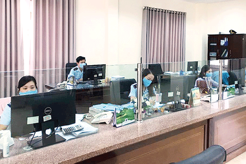 Cán bộ Hải quan Quảng Ngãi hỗ trợ doanh nghiệp qua hệ thống tư vấn trực tuyến.