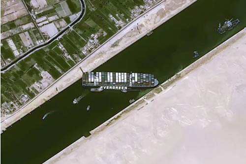 Tàu mắc kẹt chắn ngang kênh đào Suez