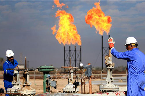 Công nhân làm việc tại một cơ sở khai thác dầu ở Basra, Iraq.