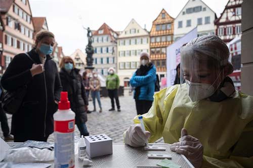 Người dân chờ làm xét nghiệm COVID-19 tại thành phố Tuebingen, Đức ngày 17/2/2021.
