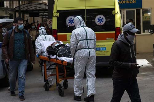 Nhân viên y tế chuyển bệnh nhân COVID-19 vào một bệnh viện ở Athens, Hy Lạp ngày 11/3/2021.