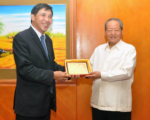 Thứ trưởng Bộ Tài chính Trương Chí Trung hội đàm với đoàn Phó Thủ tướng Lào