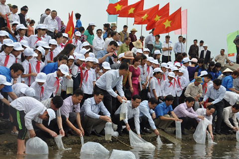 Lãnh đạo tỉnh Quảng Ninh cùng đông đảo bà con nhân dân tích cực thả giống thủy sản.