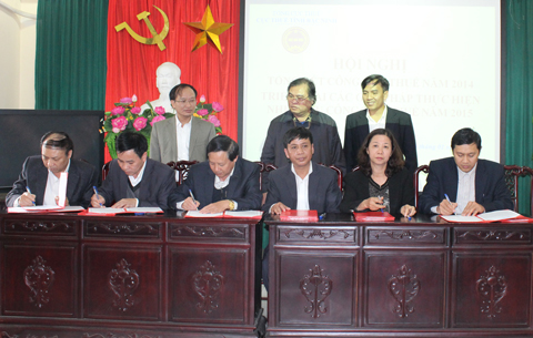 Lãnh đạo Cục Thuế Bắc Ninh chứng kiến ký kết thi đua hoàn thành nhiệm vụ năm 2015.