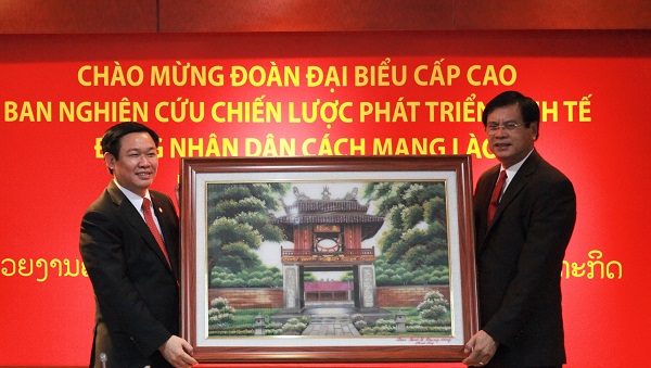 Việt – Lào chia sẻ kinh nghiệm về công tác tham mưu kinh tế cho Đảng