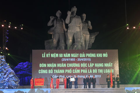 Phó Chủ tịch nước Nguyễn Thị Doan trao