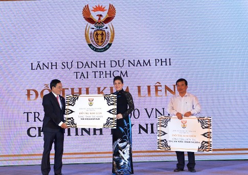 Sứ quán Nam Phi hỗ trợ người nghèo tại Bến Tre và Tây Ninh
