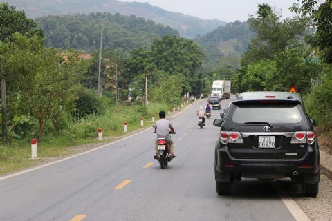 Đường tỉnh 186 - một con đường nổi tiếng tại tỉnh Quảng Nam, với những khung cảnh hoang sơ, xanh ngắt và thơ mộng. Đây là địa điểm lý tưởng cho những người yêu thích cảnh quan thiên nhiên và muốn thoát khỏi sự ồn ào của đô thị. Hãy xem hình ảnh để tìm hiểu thêm về một trong những con đường đẹp nhất Việt Nam.