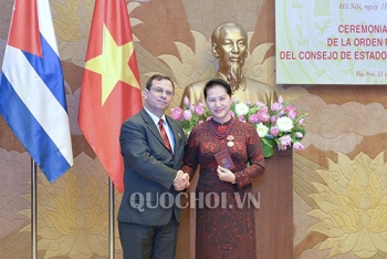 Chủ tịch Quốc hội nhận Huân chương Đoàn kết của Hội đồng Nhà nước Cuba