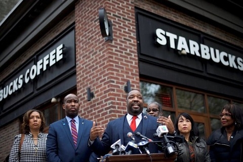starbucks dong cua 8000 tiem ca phe de huan luyen nhan vien chong ky thi chung toc