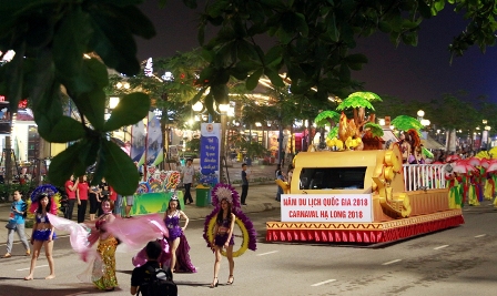 Diễn diễu xe hoa mở màn Carnaval Hạ Long 2018