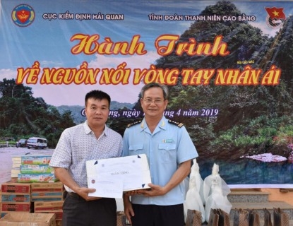 Thanh niên Cục Kiểm định hải quan tặng quà cho học sinh Cao Bằng