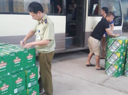 Lạng Sơn: Phát hiện số lượng lớn bia Tsingtao và dầu hào Jiexing nhập lậu