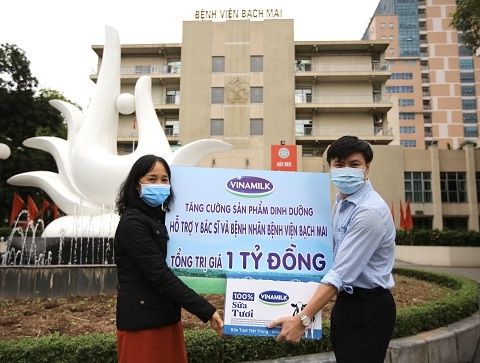 Vinamilk hỗ trợ 1 tỷ đồng tăng cường sản phẩm dinh dưỡng cho các y bác sĩ và bệnh nhân bệnh viện Bạch Mai