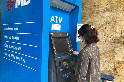 Khách hàng dùng thẻ ATM trong bối cảnh dịch COVID