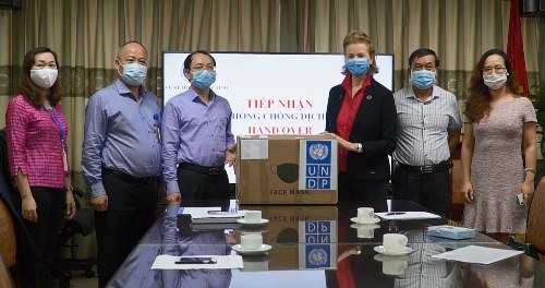 UNDP tặng 20.000 khẩu trang ngoại khoa cho Bộ Y tế để đối phó với Covid