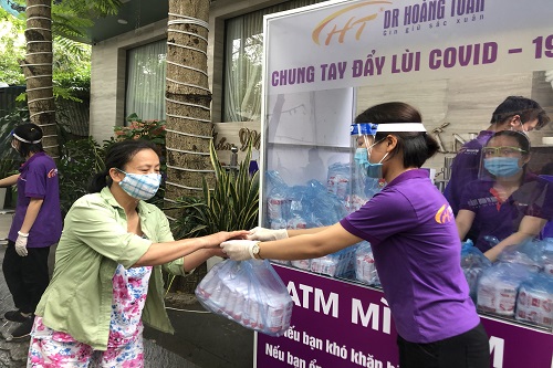 "ATM mì và trứng": Ấm áp tình người giữa đại dịch Covid