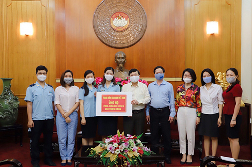 Thanh niên hải quan trao quà ủng hộ công tác phòng, chống dịch Covid