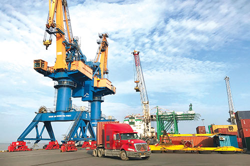 Hoạt động bốc xếp hàng hóa xuất khẩu tại cảng Hải Phòng.
