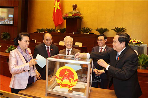 Tổng Bí thư, Chủ tịch nước Nguyễn Phú Trọng và các đại biểu bỏ phiếu.
