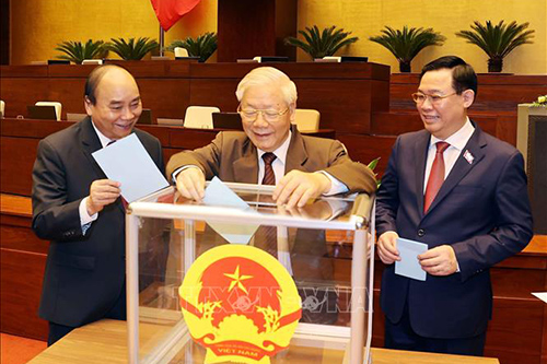 Tổng Bí thư, Chủ tịch nước Nguyễn Phú Trọng và các đồng chí lãnh đạo Đảng và Nhà nước bỏ phiếu.
