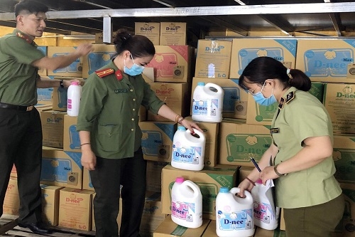Hà Nội: Phanh phui cơ sở sản xuất nước giặt giả mạo