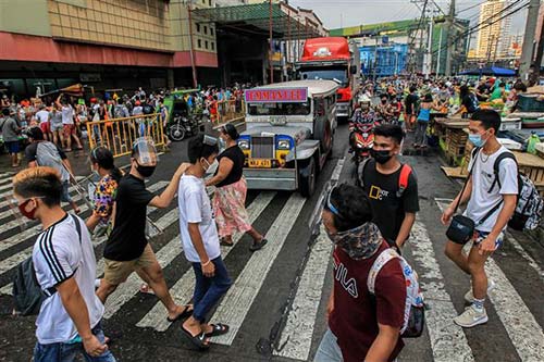 Người dân đeo khẩu trang phòng lây nhiễm COVID-19 tại Manila, Philippines