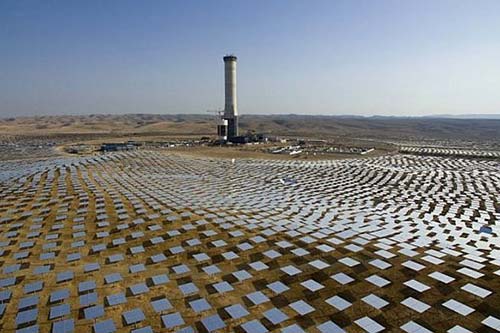 Một cánh đồng pin điện Mặt Trời tại Israel.