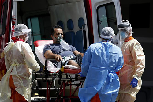 Nhân viên y tế chuyển bệnh nhân COVID-19 từ xe cứu thương vào một bệnh viện