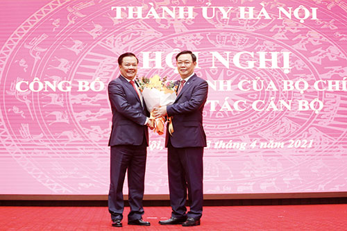 Chủ tịch Quốc hội Vương Đình Huệ tặng hoa chúc mừng tân Bí thư Thành ủy Hà Nội Đinh Tiến Dũng.
