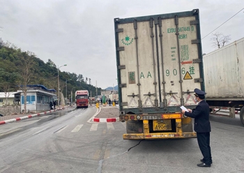 Lạng Sơn: Nhập khẩu nguyên liệu thuốc lá qua cửa khẩu phụ Bình Nghi
