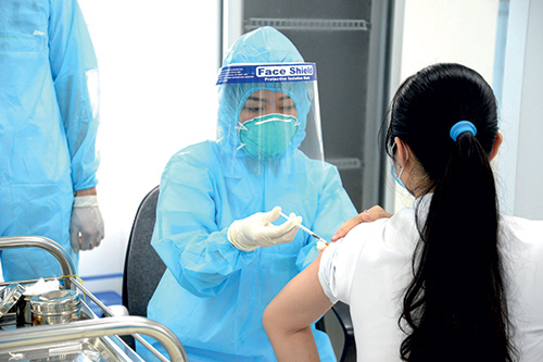 Tiêm vắc xin phòng Covid-19 tại Bệnh viện Bệnh nhiệt đới Trung ương 2, Hà Nội.