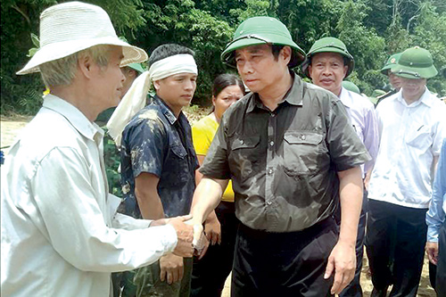 Ông Phạm Minh Chính thăm hỏi người dân bản Sa Ná, xã Na Mèo, huyện Quan Sơn, tỉnh Thanh Hóa