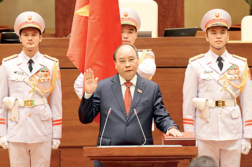 Chủ tịch nước Nguyễn Xuân Phúc thực hiện nghi lễ tuyên thệ trước Quốc hội.