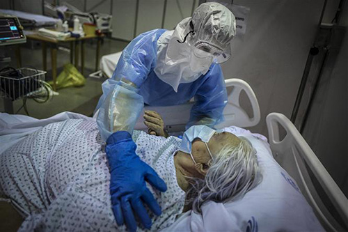 Nhân viên y tế chăm sóc bệnh nhân COVID-19 tại một bệnh viện ở Portimao