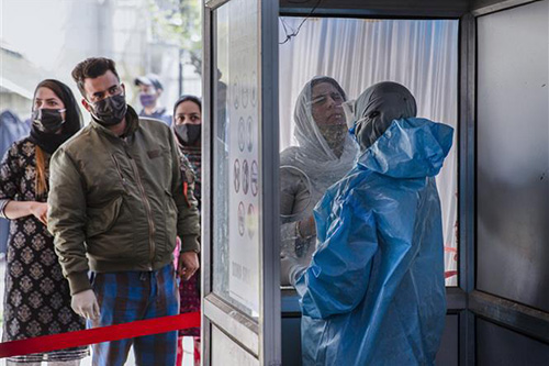 Nhân viên y tế lấy mẫu xét nghiệm COVID-19 cho người dân tại Srinagar