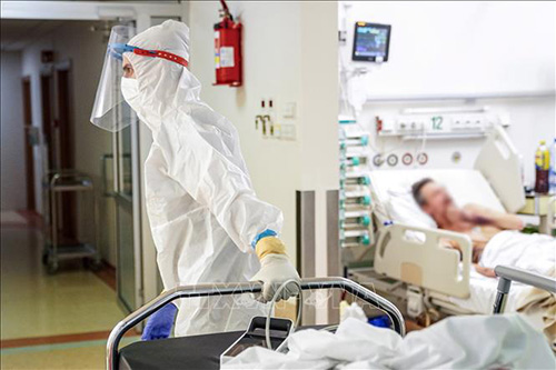 Nhân viên y tế làm việc tại một bệnh viện điều trị cho bệnh nhân COVID-19 ở Warsaw