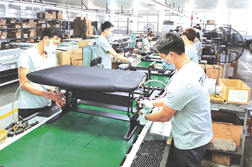 Sản xuất bàn máy vi tính tại Công ty TNHH công nghiệp Tân Phong An (Vsip Hải Phòng).