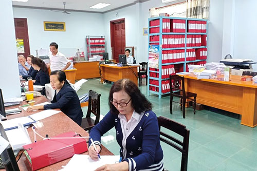 Công chức Kho bạc Nhà nước Quảng Nam thực hiện kiểm soát các thủ tục thanh toán vốn đầu tư.