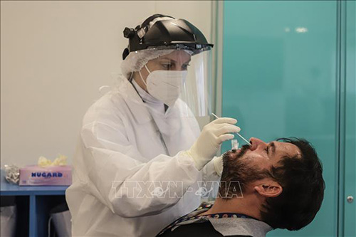 Nhân viên y tế lấy mẫu xét nghiệm COVID-19 cho người dân tại Sao Paulo, Brazil, ngày 7/4/2021