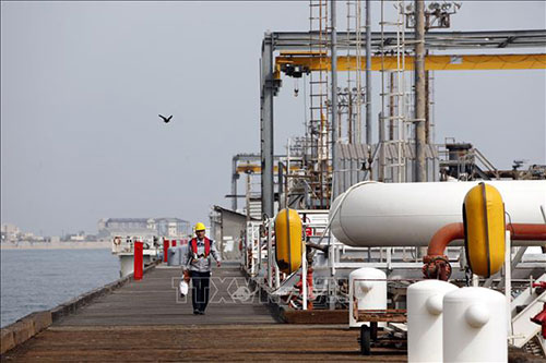 Công nhân làm việc tại một cơ sở khai thác dầu trên đảo Khark, ngoài khơi Vùng Vịnh.