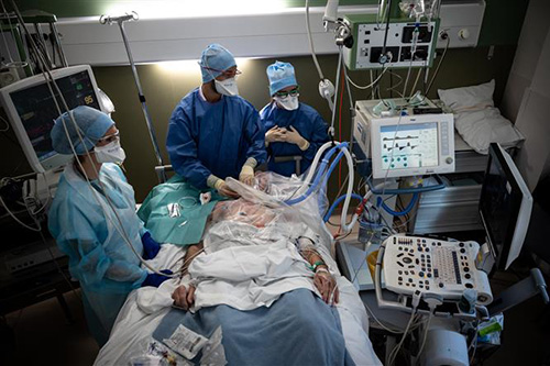 Nhân viên y tế điều trị cho bệnh nhân COVID-19 tại một bệnh viện ở Pierre-Benite gần Lyon, Pháp