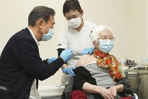 Tiêm vaccine ngừa COVID-19 cho người già tại viện dưỡng lão ở Tsu