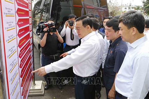 Chủ tịch Quốc hội Vương Đình Huệ kiểm tra công tác bầu cử tại Quảng Ninh