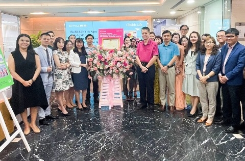 chubb life nhan bang khen cua bo giao duc va dao tao