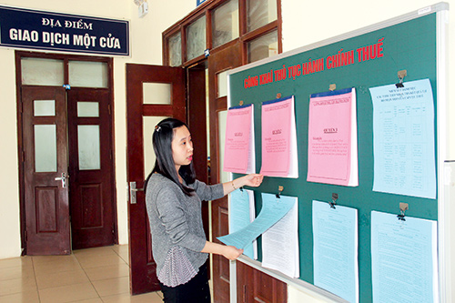 Thủ tục hành chính thuế được niêm yết công khai tại bộ phận “một cửa” Cục Thuế tỉnh Lai Châu.