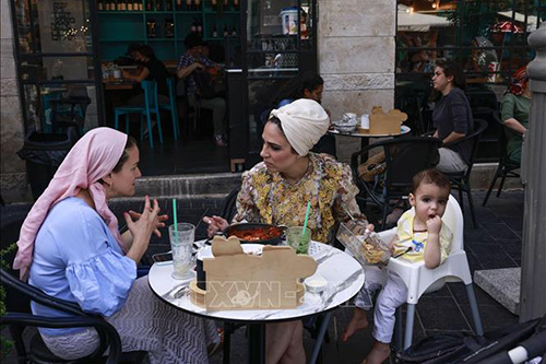 Người dân tại một nhà hàng ở Jerusalem, ngày 18/4/2021.