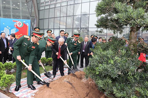 Tổng Bí thư Nguyễn Phú Trọng, Bí thư Quân ủy Trung ương trồng cây lưu niệm.