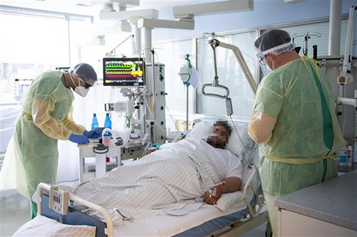 Nhân viên y tế điều trị cho bệnh nhân COVID-19 tại một bệnh viện ở Freising, Đức, ngày 12/4/2021.